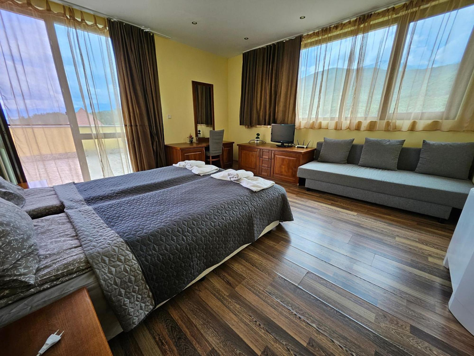 Family Hotel Komhotel Берковиця Екстер'єр фото